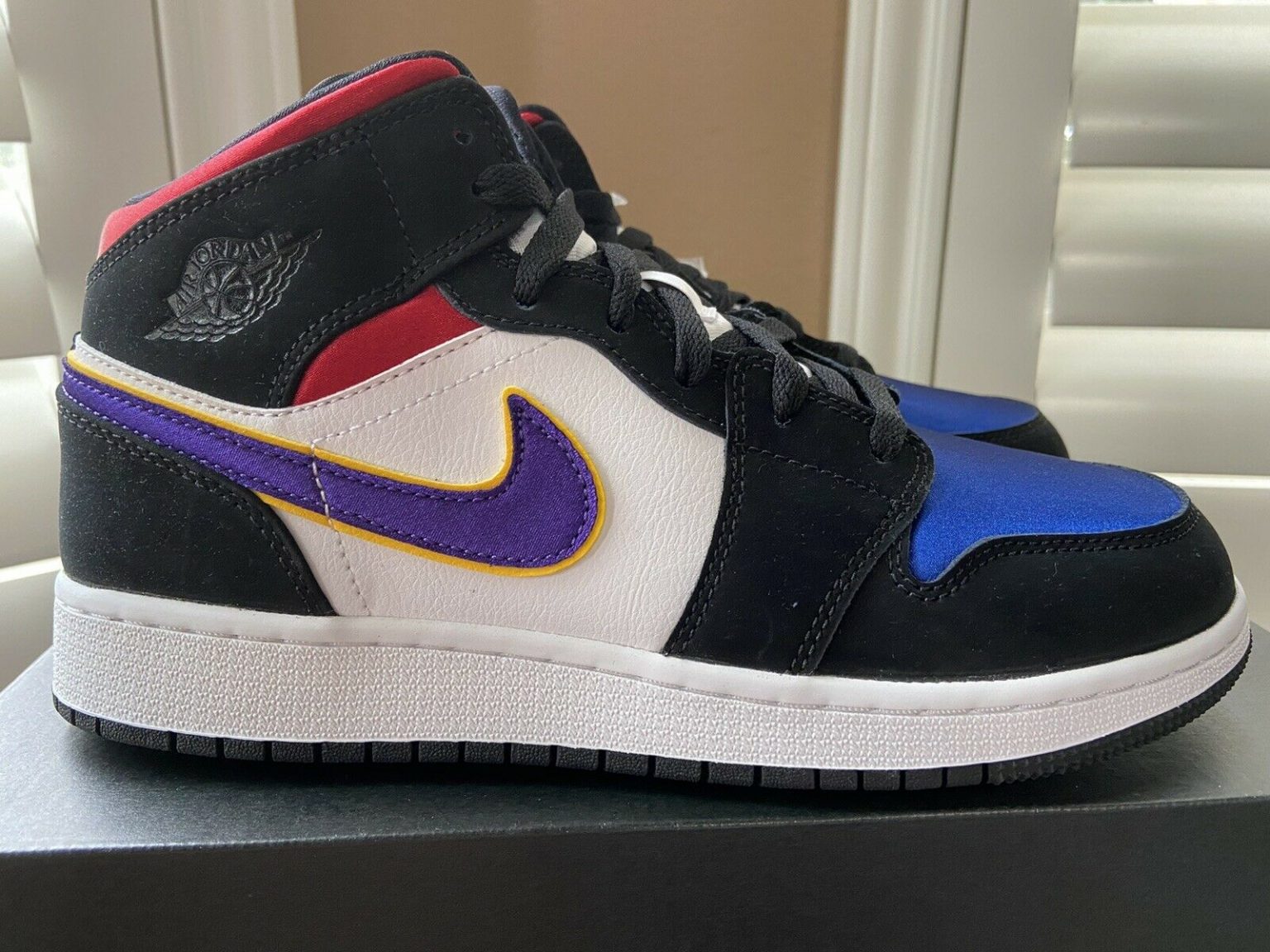 air jordan 1 mid lakers top 3